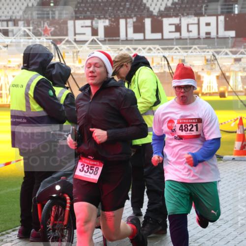 07.12.2025 - St. Pauli X-Mass-Run No. 15 Luisa Fischer http://msf.ph/oto/9386061 07.12.2025 11:38:43 Ziel 5, 3358, 15, 4821, 307, 617, 2395, 2396, 2715, 3000, 3059, 3065, 3066, 3341, 3358, 3762, 3765, 4821, 4822 meine-sportfotos.de