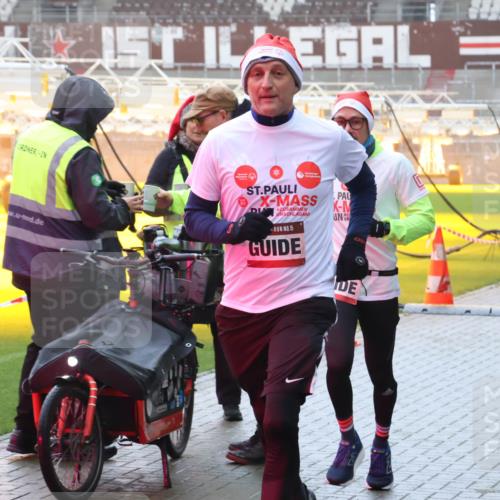 07.12.2025 - St. Pauli X-Mass-Run No. 15 Luisa Fischer http://msf.ph/oto/9386078 07.12.2025 11:38:47 Ziel 15, 4822, 307, 617, 1601, 1606, 2395, 2396, 2715, 3065, 3066, 3341, 3365, 3367, 3762, 3765, 4821, 4822 meine-sportfotos.de