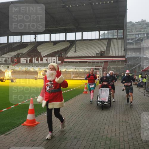 07.12.2025 - St. Pauli X-Mass-Run No. 15 Fabian Wolf http://msf.ph/oto/9386081 07.12.2025 10:15:01 Ziel 762, 1363, 1867, 1869, 1873, 2883, 2891, 3741, 4001, 4004 meine-sportfotos.de
