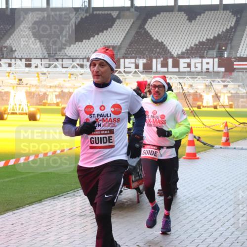 07.12.2025 - St. Pauli X-Mass-Run No. 15 Luisa Fischer http://msf.ph/oto/9386082 07.12.2025 11:38:47 Ziel 15, 4822, 307, 617, 1601, 1606, 2395, 2396, 2715, 3065, 3066, 3341, 3365, 3367, 3762, 3765, 4821, 4822 meine-sportfotos.de