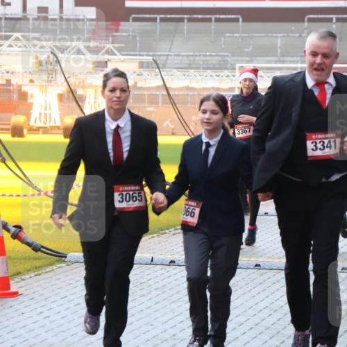 07.12.2025 - St. Pauli X-Mass-Run No. 15 Luisa Fischer http://msf.ph/oto/9386086 07.12.2025 11:38:56 Ziel 3065, 066, 3367, 3341, 1605, 2815, 307, 453, 1133, 1318, 1601, 1605, 1606, 2010, 2011, 2099, 2395, 2396, 2715, 2815, 2816, 3065, 3066, 3341, 3365, 3367, 3508, 3762, 3765, 4821, 4822 meine-sportfotos.de