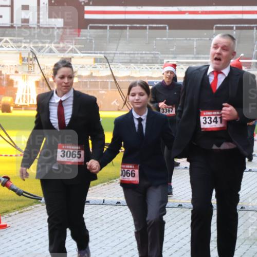 07.12.2025 - St. Pauli X-Mass-Run No. 15 Luisa Fischer http://msf.ph/oto/9386089 07.12.2025 11:38:56 Ziel 3065, 3367, 3066, 3341, 815, 1605, 350, 307, 453, 1133, 1318, 1601, 1605, 1606, 2010, 2011, 2099, 2395, 2396, 2715, 2815, 2816, 3065, 3066, 3341, 3365, 3367, 3508, 3762, 3765, 4821, 4822 meine-sportfotos.de