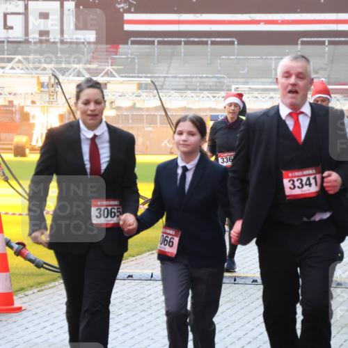 07.12.2025 - St. Pauli X-Mass-Run No. 15 Luisa Fischer http://msf.ph/oto/9386091 07.12.2025 11:38:57 Ziel 3065, 066, 336, 3341, 1605, 350, 453, 1133, 1318, 1601, 1605, 1606, 2010, 2011, 2099, 2395, 2396, 2715, 2815, 2816, 3065, 3066, 3341, 3365, 3367, 3508, 3762, 3765, 4821, 4822 meine-sportfotos.de