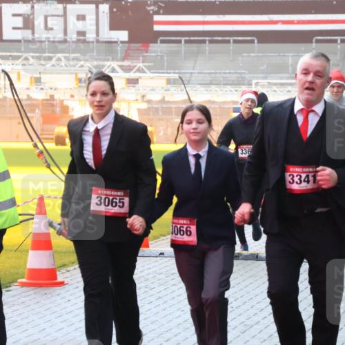 07.12.2025 - St. Pauli X-Mass-Run No. 15 Luisa Fischer http://msf.ph/oto/9386092 07.12.2025 11:38:57 Ziel 3065, 3066, 336, 3341, 506, 350, 1605, 4, 453, 1133, 1318, 1601, 1605, 1606, 2010, 2011, 2099, 2395, 2396, 2715, 2815, 2816, 3065, 3066, 3341, 3365, 3367, 3508, 3762, 3765, 4821, 4822 meine-sportfotos.de