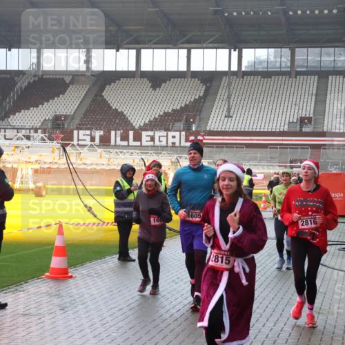 07.12.2025 - St. Pauli X-Mass-Run No. 15 Luisa Fischer http://msf.ph/oto/9386125 07.12.2025 11:39:10 Ziel 160, 1605, 2815, 2816, 453, 729, 1133, 1318, 1601, 1605, 1606, 1737, 2010, 2011, 2099, 2395, 2396, 2602, 2815, 2816, 3365, 3367, 3508, 4821, 4822 meine-sportfotos.de