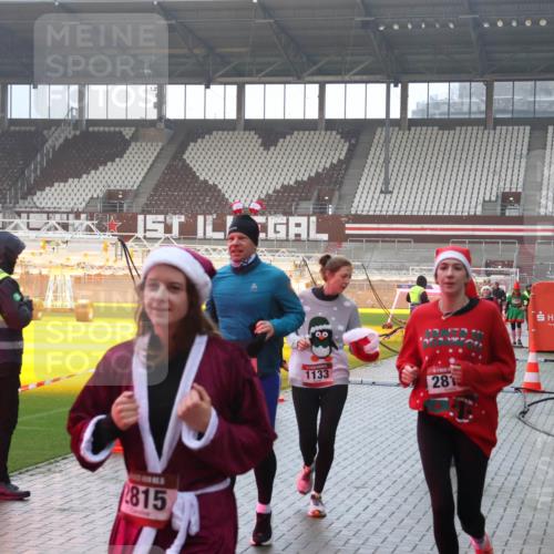 07.12.2025 - St. Pauli X-Mass-Run No. 15 Luisa Fischer http://msf.ph/oto/9386130 07.12.2025 11:39:11 Ziel 815, 17, 1133, 281, 453, 729, 1133, 1318, 1601, 1605, 1606, 1737, 2010, 2011, 2099, 2395, 2396, 2602, 2815, 2816, 3365, 3367, 3508, 4821, 4822 meine-sportfotos.de