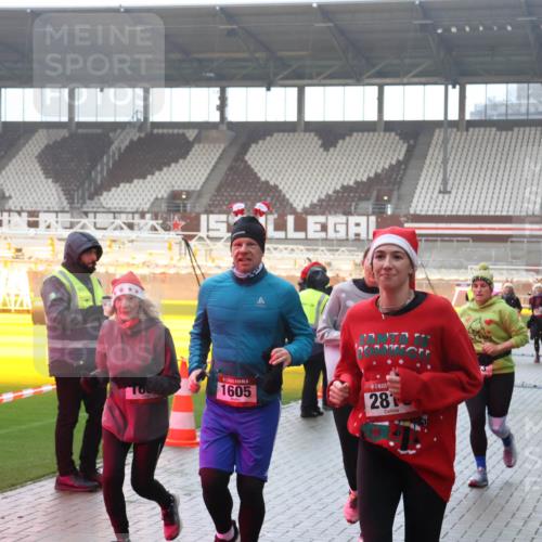 07.12.2025 - St. Pauli X-Mass-Run No. 15 Luisa Fischer http://msf.ph/oto/9386135 07.12.2025 11:39:12 Ziel 5, 1605, 281, 453, 729, 1133, 1318, 1601, 1605, 1606, 1737, 2010, 2011, 2099, 2602, 2815, 2816, 3357, 3365, 3367, 3508, 4821, 4822 meine-sportfotos.de