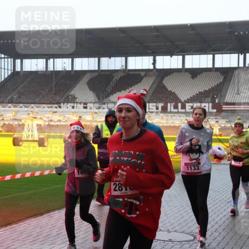 07.12.2025 - St. Pauli X-Mass-Run No. 15 Luisa Fischer http://msf.ph/oto/9386138 07.12.2025 11:39:12 Ziel 2810, 1133, 453, 729, 1133, 1318, 1601, 1605, 1606, 1737, 2010, 2011, 2099, 2602, 2815, 2816, 3357, 3365, 3367, 3508, 4821, 4822 meine-sportfotos.de