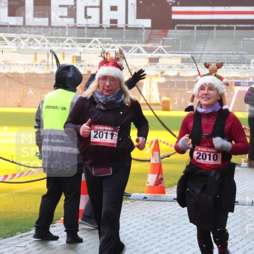 07.12.2025 - St. Pauli X-Mass-Run No. 15 Luisa Fischer http://msf.ph/oto/9386160 07.12.2025 11:39:20 Ziel 2011, 2010, 729, 453, 729, 1133, 1318, 1601, 1605, 1606, 1737, 2010, 2011, 2099, 2225, 2226, 2602, 2815, 2816, 3357, 3365, 3367, 3508, 4821, 4822 meine-sportfotos.de