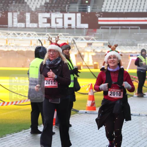07.12.2025 - St. Pauli X-Mass-Run No. 15 Luisa Fischer http://msf.ph/oto/9386161 07.12.2025 11:39:21 Ziel 1, 2011, 5, 2010, 453, 729, 1133, 1318, 1601, 1605, 1606, 1737, 2010, 2011, 2099, 2225, 2226, 2602, 2815, 2816, 3357, 3365, 3367, 3508, 4821, 4822 meine-sportfotos.de