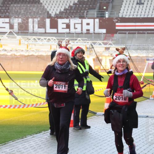07.12.2025 - St. Pauli X-Mass-Run No. 15 Luisa Fischer http://msf.ph/oto/9386162 07.12.2025 11:39:21 Ziel 1, 2011, 2010, 729, 453, 729, 1133, 1318, 1601, 1605, 1606, 1737, 2010, 2011, 2099, 2225, 2226, 2602, 2815, 2816, 3357, 3365, 3367, 3508, 4821, 4822 meine-sportfotos.de