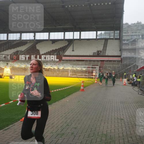 07.12.2025 - St. Pauli X-Mass-Run No. 15 Fabian Wolf http://msf.ph/oto/9386204 07.12.2025 10:15:09 Ziel 308, 438, 762, 2666, 2667, 2668, 2883, 2891, 3741, 4001, 4004 meine-sportfotos.de