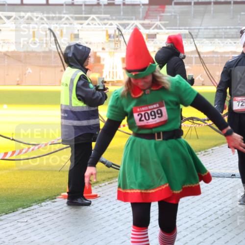 07.12.2025 - St. Pauli X-Mass-Run No. 15 Luisa Fischer http://msf.ph/oto/9386217 07.12.2025 11:39:33 Ziel 2099, 729, 22, 453, 729, 1133, 1318, 1601, 1605, 1606, 1737, 2010, 2011, 2057, 2099, 2225, 2226, 2602, 2815, 2816, 2978, 3357, 3365, 3367, 3508 meine-sportfotos.de