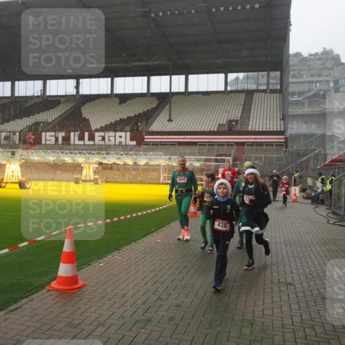 07.12.2025 - St. Pauli X-Mass-Run No. 15 Fabian Wolf http://msf.ph/oto/9386227 07.12.2025 10:15:17 Ziel 308, 431, 436, 438, 1180, 1183, 1885, 2666, 2667, 2668, 3103, 3741, 4494, 4536 meine-sportfotos.de