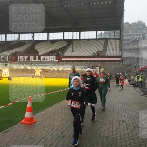 07.12.2025 - St. Pauli X-Mass-Run No. 15 Fabian Wolf http://msf.ph/oto/9386238 07.12.2025 10:15:18 Ziel 308, 431, 436, 438, 1180, 1183, 1885, 2666, 2667, 2668, 3103, 3741, 4494, 4536 meine-sportfotos.de