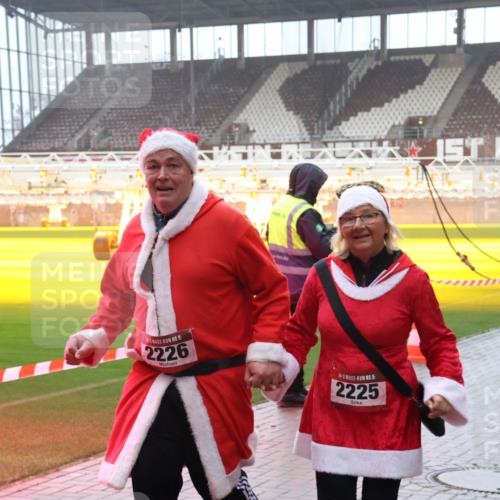 07.12.2025 - St. Pauli X-Mass-Run No. 15 Luisa Fischer http://msf.ph/oto/9386251 07.12.2025 11:39:43 Ziel 15, 2226, 1, 2225, 12, 729, 1737, 2057, 2225, 2226, 2602, 2978, 3357, 3593 meine-sportfotos.de