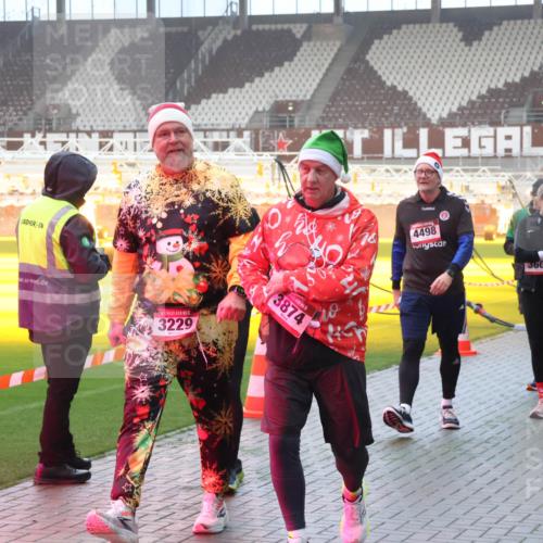 07.12.2025 - St. Pauli X-Mass-Run No. 15 Luisa Fischer http://msf.ph/oto/9386263 07.12.2025 10:19:46 Ziel 3229, 3874, 70, 4498, 3608, 3606, 658, 661, 2750, 3011, 3013, 3455, 3695, 3724, 3975, 3976, 4038, 4074, 4115, 4330, 4331, 4436, 4437, 4438, 4466, 4473, 4475, 4498 meine-sportfotos.de