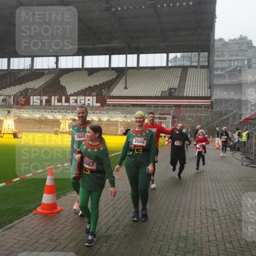 07.12.2025 - St. Pauli X-Mass-Run No. 15 Fabian Wolf http://msf.ph/oto/9386271 07.12.2025 10:15:20 Ziel 308, 431, 436, 438, 1180, 1183, 1885, 2666, 2667, 2668, 3103, 4494, 4536 meine-sportfotos.de