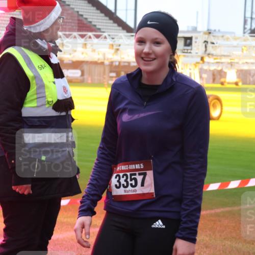 07.12.2025 - St. Pauli X-Mass-Run No. 15 Luisa Fischer http://msf.ph/oto/9386286 07.12.2025 11:40:07 Ziel 6814, 15, 3357, 12, 533, 1838, 1843, 2031, 2057, 2561, 2978, 3362, 3593 meine-sportfotos.de