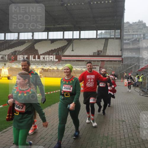07.12.2025 - St. Pauli X-Mass-Run No. 15 Fabian Wolf http://msf.ph/oto/9386287 07.12.2025 10:15:21 Ziel 308, 431, 436, 438, 1180, 1183, 1885, 2666, 2667, 2668, 3103, 4494, 4536 meine-sportfotos.de