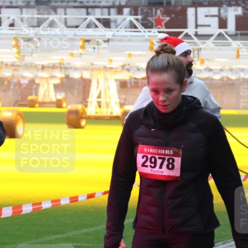07.12.2025 - St. Pauli X-Mass-Run No. 15 Luisa Fischer http://msf.ph/oto/9386289 07.12.2025 11:40:08 Ziel 15, 2978, 12, 533, 1838, 1843, 2031, 2057, 2561, 2978, 3362, 3593 meine-sportfotos.de