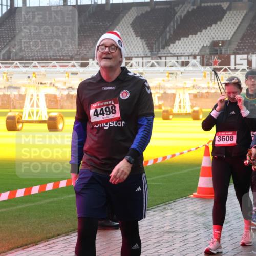 07.12.2025 - St. Pauli X-Mass-Run No. 15 Luisa Fischer http://msf.ph/oto/9386290 07.12.2025 10:19:51 Ziel 4498, 5, 3608, 5, 15, 3606, 658, 661, 2750, 3011, 3013, 3455, 3695, 3724, 3975, 3976, 4038, 4074, 4115, 4330, 4331, 4436, 4437, 4438, 4466, 4473, 4475, 4498 meine-sportfotos.de