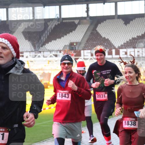 07.12.2025 - St. Pauli X-Mass-Run No. 15 Luisa Fischer http://msf.ph/oto/9386332 07.12.2025 11:40:16 Ziel 15, 2561, 15, 1843, 2031, 1838, 12, 533, 1168, 1169, 1533, 1838, 1843, 2031, 2057, 2561, 3362, 3593 meine-sportfotos.de