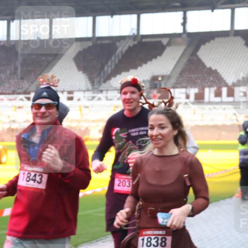 07.12.2025 - St. Pauli X-Mass-Run No. 15 Luisa Fischer http://msf.ph/oto/9386335 07.12.2025 11:40:17 Ziel 1843, 203, 1838, 12, 533, 1168, 1169, 1533, 1838, 1843, 2031, 2561, 3362, 3593 meine-sportfotos.de