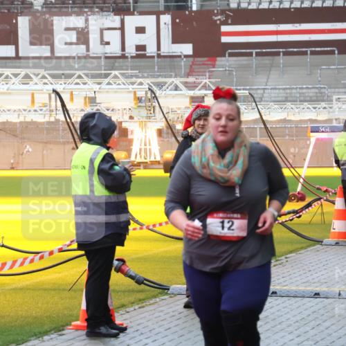 07.12.2025 - St. Pauli X-Mass-Run No. 15 Luisa Fischer http://msf.ph/oto/9386346 07.12.2025 11:40:19 Ziel 12, 33, 12, 533, 1168, 1169, 1533, 1838, 1843, 2031, 2561, 3362, 3593 meine-sportfotos.de