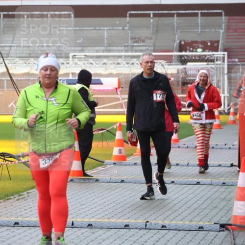 07.12.2025 - St. Pauli X-Mass-Run No. 15 Luisa Fischer http://msf.ph/oto/9386370 07.12.2025 11:40:26 Ziel 33, 173, 1168, 12, 533, 1168, 1169, 1533, 1838, 1843, 2031, 2561, 3362 meine-sportfotos.de