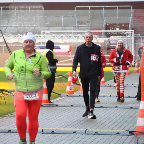 07.12.2025 - St. Pauli X-Mass-Run No. 15 Luisa Fischer http://msf.ph/oto/9386371 07.12.2025 11:40:26 Ziel 3362, 1737, 1168, 12, 533, 1168, 1169, 1533, 1838, 1843, 2031, 2561, 3362 meine-sportfotos.de