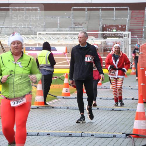 07.12.2025 - St. Pauli X-Mass-Run No. 15 Luisa Fischer http://msf.ph/oto/9386374 07.12.2025 11:40:27 Ziel 3362, 1737, 69, 1168, 12, 533, 1168, 1169, 1533, 1838, 1843, 2031, 2561, 3362 meine-sportfotos.de