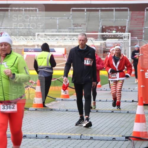 07.12.2025 - St. Pauli X-Mass-Run No. 15 Luisa Fischer http://msf.ph/oto/9386375 07.12.2025 11:40:27 Ziel 3362, 1737, 1168, 12, 533, 1168, 1169, 1533, 1838, 1843, 2031, 2561, 3362 meine-sportfotos.de