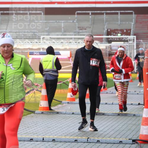 07.12.2025 - St. Pauli X-Mass-Run No. 15 Luisa Fischer http://msf.ph/oto/9386376 07.12.2025 11:40:27 Ziel 33, 1737, 1168, 12, 533, 1168, 1169, 1533, 1838, 1843, 2031, 2561, 3362 meine-sportfotos.de