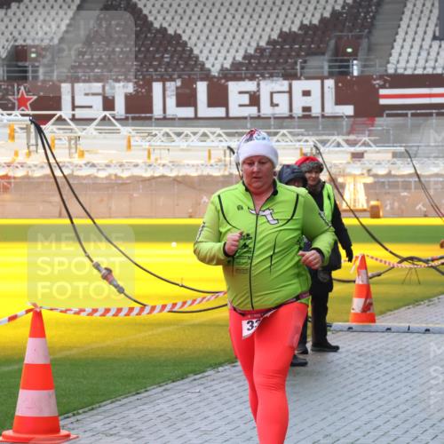 07.12.2025 - St. Pauli X-Mass-Run No. 15 Luisa Fischer http://msf.ph/oto/9386386 07.12.2025 11:40:30 Ziel 33, 173, 12, 533, 1168, 1169, 1533, 1838, 1843, 2031, 2561, 3362 meine-sportfotos.de
