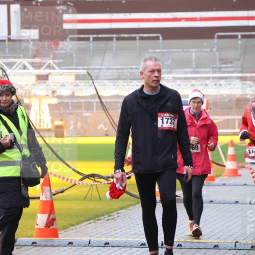 07.12.2025 - St. Pauli X-Mass-Run No. 15 Luisa Fischer http://msf.ph/oto/9386390 07.12.2025 11:40:32 Ziel 1737, 0, 69, 1168, 533, 1168, 1169, 1533, 1838, 1843, 2031, 2144, 2561, 2713, 3362, 3554, 3824, 3825 meine-sportfotos.de