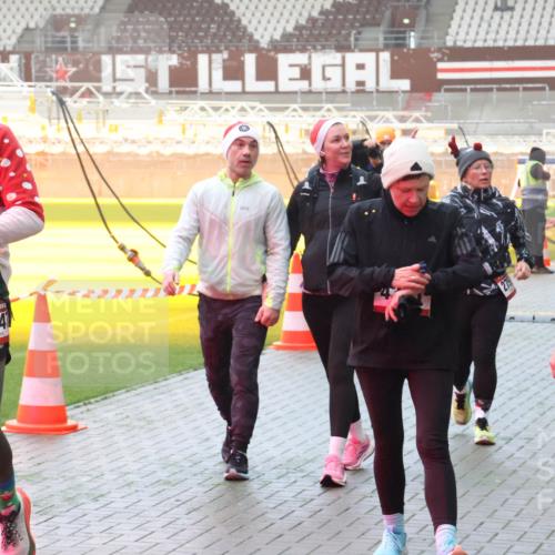 07.12.2025 - St. Pauli X-Mass-Run No. 15 Luisa Fischer http://msf.ph/oto/9386396 07.12.2025 10:20:05 Ziel 4541, 273, 15, 4330, 658, 661, 2750, 3011, 3013, 3695, 3893, 4038, 4074, 4115, 4466 meine-sportfotos.de