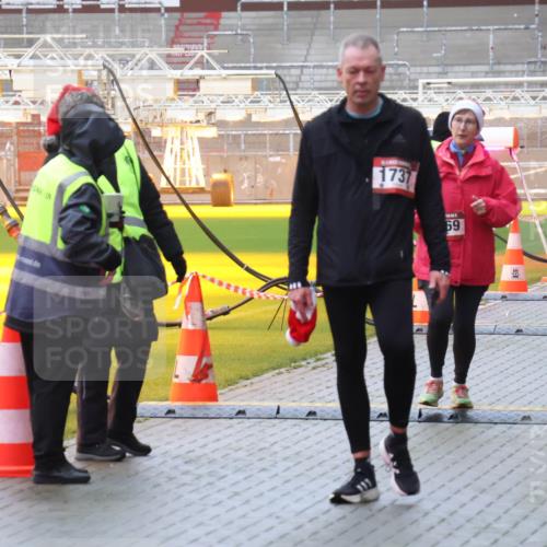 07.12.2025 - St. Pauli X-Mass-Run No. 15 Luisa Fischer http://msf.ph/oto/9386397 07.12.2025 11:40:33 Ziel 1737, 69, 1168, 533, 1168, 1169, 1533, 1838, 1843, 2031, 2144, 2561, 2713, 3362, 3554, 3824, 3825 meine-sportfotos.de