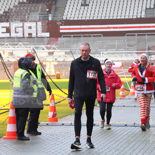 07.12.2025 - St. Pauli X-Mass-Run No. 15 Luisa Fischer http://msf.ph/oto/9386400 07.12.2025 11:40:34 Ziel 1737, 69, 1168, 33, 533, 1168, 1169, 1533, 1756, 1838, 1843, 2031, 2144, 2561, 2713, 3362, 3554, 3824, 3825 meine-sportfotos.de