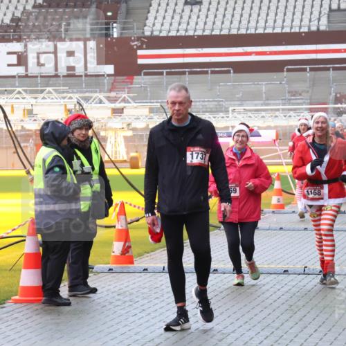 07.12.2025 - St. Pauli X-Mass-Run No. 15 Luisa Fischer http://msf.ph/oto/9386401 07.12.2025 11:40:34 Ziel 1737, 69, 1168, 4, 533, 1168, 1169, 1533, 1756, 1838, 1843, 2031, 2144, 2561, 2713, 3362, 3554, 3824, 3825 meine-sportfotos.de