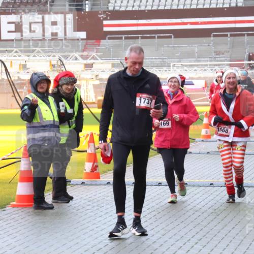 07.12.2025 - St. Pauli X-Mass-Run No. 15 Luisa Fischer http://msf.ph/oto/9386403 07.12.2025 11:40:35 Ziel 656, 1737, 169, 1168, 1533, 4, 533, 1168, 1169, 1533, 1756, 1838, 1843, 2031, 2144, 2561, 2713, 3362, 3554, 3824, 3825, 3850 meine-sportfotos.de