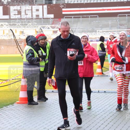 07.12.2025 - St. Pauli X-Mass-Run No. 15 Luisa Fischer http://msf.ph/oto/9386409 07.12.2025 11:40:36 Ziel 27, 1727, 69, 1168, 1533, 533, 1168, 1169, 1533, 1756, 1838, 1843, 2031, 2144, 2561, 2713, 3362, 3554, 3824, 3825, 3850 meine-sportfotos.de