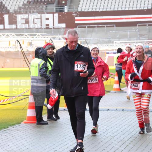 07.12.2025 - St. Pauli X-Mass-Run No. 15 Luisa Fischer http://msf.ph/oto/9386410 07.12.2025 11:40:37 Ziel 1737, 1169, 1168, 7, 533, 1168, 1169, 1533, 1756, 1838, 1843, 2031, 2144, 2561, 2713, 3362, 3554, 3824, 3825, 3850 meine-sportfotos.de