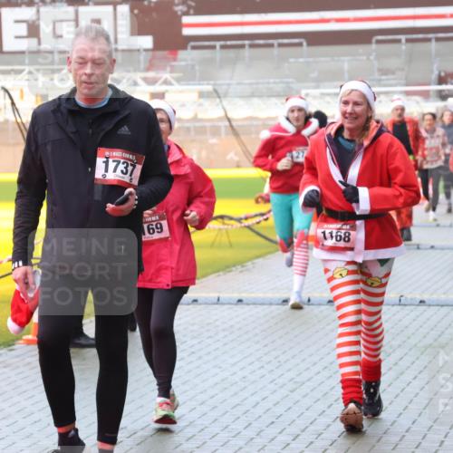 07.12.2025 - St. Pauli X-Mass-Run No. 15 Luisa Fischer http://msf.ph/oto/9386411 07.12.2025 11:40:38 Ziel 27, 5, 1737, 69, 1168, 533, 1168, 1169, 1533, 1756, 1838, 1843, 2031, 2144, 2561, 2713, 3362, 3554, 3824, 3825, 3850 meine-sportfotos.de