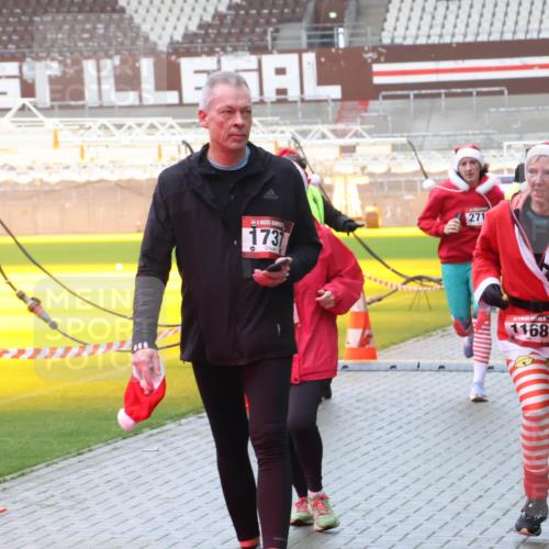 07.12.2025 - St. Pauli X-Mass-Run No. 15 Luisa Fischer http://msf.ph/oto/9386414 07.12.2025 11:40:39 Ziel 1737, 0, 271, 1168, 533, 1168, 1169, 1533, 1756, 1838, 1843, 2031, 2144, 2561, 2713, 3362, 3554, 3824, 3825, 3850 meine-sportfotos.de