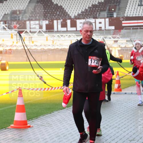 07.12.2025 - St. Pauli X-Mass-Run No. 15 Luisa Fischer http://msf.ph/oto/9386417 07.12.2025 11:40:39 Ziel 1737, 2713, 15, 1168, 533, 1168, 1169, 1533, 1756, 1838, 1843, 2031, 2144, 2561, 2713, 3362, 3554, 3824, 3825, 3850 meine-sportfotos.de