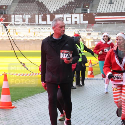 07.12.2025 - St. Pauli X-Mass-Run No. 15 Luisa Fischer http://msf.ph/oto/9386418 07.12.2025 11:40:39 Ziel 1737, 2713, 5, 168, 533, 1168, 1169, 1533, 1756, 1838, 1843, 2031, 2144, 2561, 2713, 3362, 3554, 3824, 3825, 3850 meine-sportfotos.de