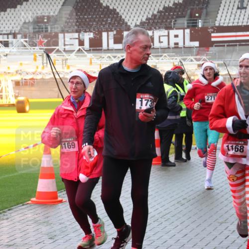 07.12.2025 - St. Pauli X-Mass-Run No. 15 Luisa Fischer http://msf.ph/oto/9386420 07.12.2025 11:40:40 Ziel 1, 169, 173, 0, 271, 5, 1168, 533, 1168, 1169, 1533, 1756, 1838, 1843, 2031, 2144, 2561, 2713, 3362, 3554, 3824, 3825, 3850 meine-sportfotos.de