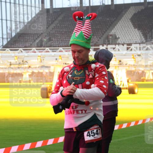 07.12.2025 - St. Pauli X-Mass-Run No. 15 Luisa Fischer http://msf.ph/oto/9386424 07.12.2025 10:20:07 Ziel 4541, 658, 661, 2750, 3011, 3013, 3695, 3893, 4038, 4074, 4115, 4466 meine-sportfotos.de