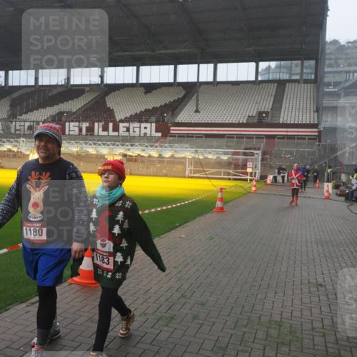 07.12.2025 - St. Pauli X-Mass-Run No. 15 Fabian Wolf http://msf.ph/oto/9386425 07.12.2025 10:15:31 Ziel 436, 1180, 1183, 1885, 2745, 3053, 3103, 4494, 4536 meine-sportfotos.de